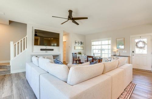 Livingston House | 5 Mi to Lake Anna State Park Modern Family Home!
