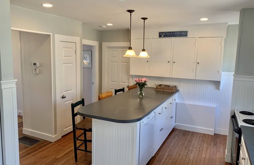 Edgartown House | .5 mile Walk to Edgartown Center. Inside the triangle. 3 mi to South Beach.
