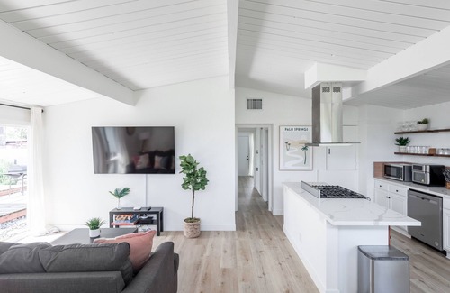 Fullerton House | 5 Miles to Disneyland - NEW Modern Home + Pool Table