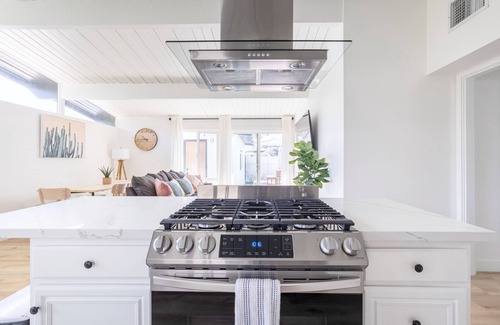 Fullerton House | 5 Miles to Disneyland - NEW Modern Home + Pool Table