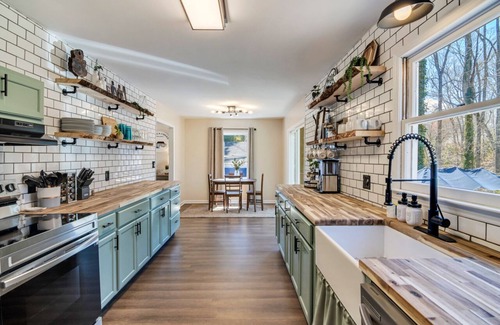 Seneca Cabin | 5 Min From Clemson + Salt Water Hot Tub + Game Room + BAR + 5 King Beds!