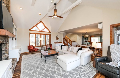 Lyndhurst House | 5 min from slopes. Luxury Wintergreen Mt Home + All the Amenities!