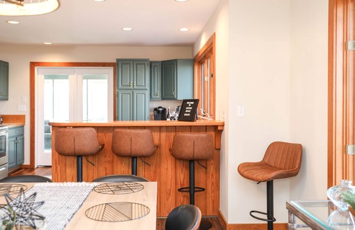 Lyndhurst House | 5 min from slopes. Luxury Wintergreen Mt Home + All the Amenities!