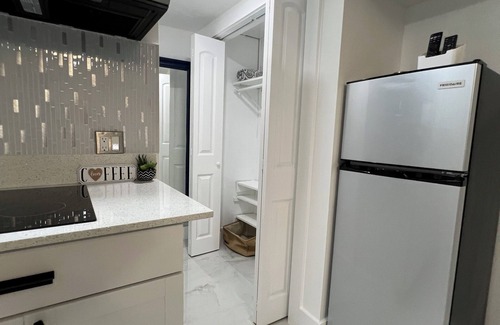 West Hollywood Apartment | 5 min. From The Guitar Charming 1-bedroom apartment with AC, WiFi in Hollywood
