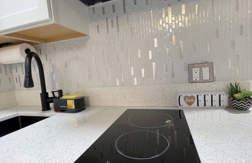 West Hollywood Apartment | 5 min. From The Guitar Charming 1-bedroom apartment with AC, WiFi in Hollywood