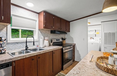 Fayetteville House | 5 MIN NEW RIVER GORGE, WALK TO TOWN, GAMEROOM, HOT TUB
