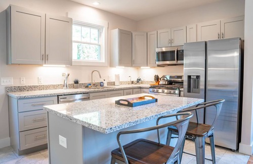 Oakley House | 5 min to Biltmore & 10 to Downtown. New adorable neighborhood.