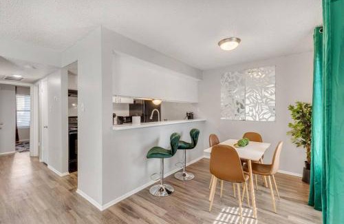 South Lamar Apartment | 5 min to Downtown 2bed 2Bath 5 star Location