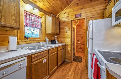 Gatlinburg Cabin | 5 Min to Gatlinburg! Nice Views! Hot Tub! 2 King Suites! Book Now!