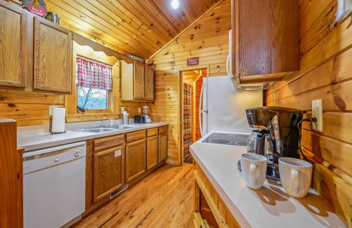 Gatlinburg Cabin | 5 Min to Gatlinburg! Nice Views! Hot Tub! 2 King Suites! Book Now!