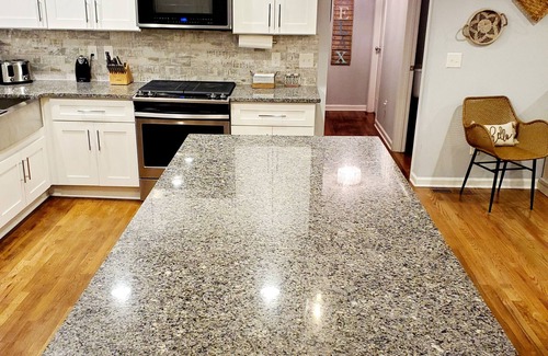 Woodstock House | 5 min. to Lake Allatoona/15 min. to DT W'stock/firepit/Sleeps 7/nHuge Deck!