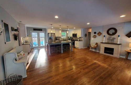 Woodstock House | 5 min. to Lake Allatoona/15 min. to DT W'stock/firepit/Sleeps 7/nHuge Deck!