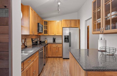 Glasser House | 5 min to Lake| Chic&Cozy| Hot Tub, 5 min to Lake| Chic&Cozy| Hot Tub