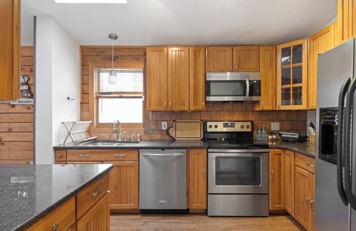Glasser House | 5 min to Lake| Chic&Cozy| Hot Tub, 5 min to Lake| Chic&Cozy| Hot Tub