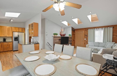 Glasser House | 5 min to Lake| Chic&Cozy| Hot Tub, 5 min to Lake| Chic&Cozy| Hot Tub