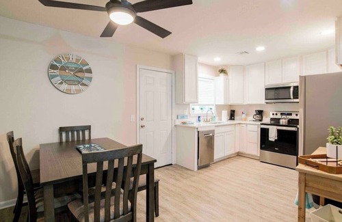 Warrington House | 5 min to NAS! 20 min to beach! 12 minutes to Pensacola downtown!