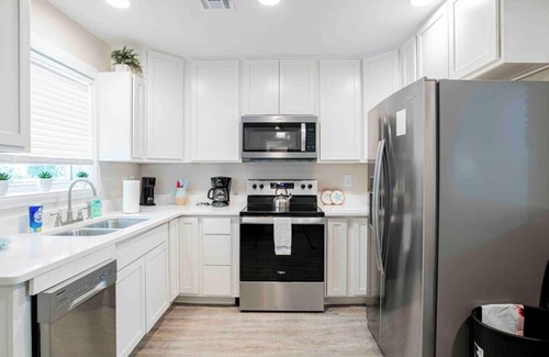 Warrington House | 5 min to NAS! 20 min to beach! 12 minutes to Pensacola downtown!