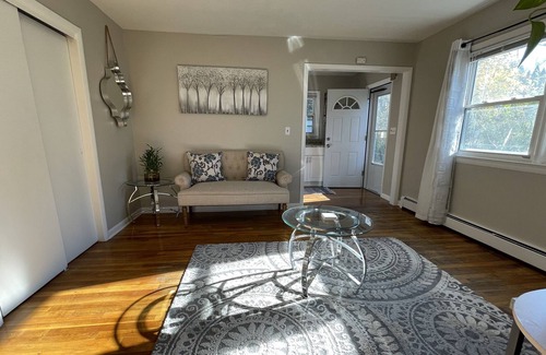 White Plains House | 5 min to White Plains Train Station!