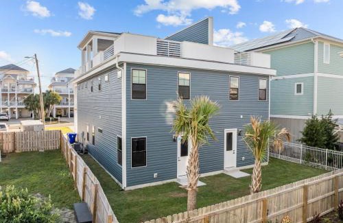 Wilmington Beach Apartment | 5 min walk to Beach Roof Patio Office Garage BBQ