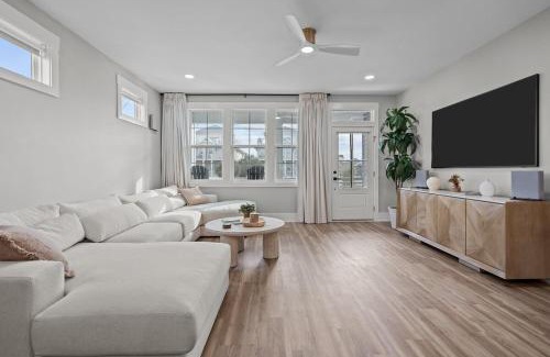 Wilmington Beach Apartment | 5 min walk to Beach Roof Patio Office Garage BBQ