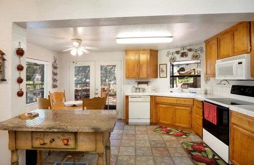 Bass Lake House | 5 min walk to Pine Village “The Cozy Corner Cabin”