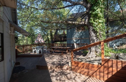 Bass Lake House | 5 min walk to Pine Village “The Cozy Corner Cabin”