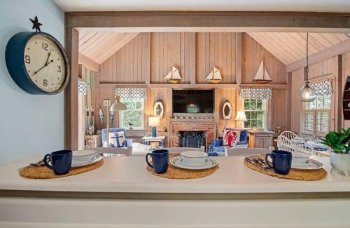 East Orleans House | 5 Min Walk to Swimmable Mill Pond Dog Friendly