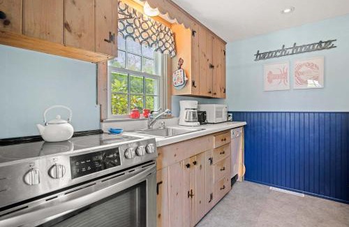 East Orleans House | 5 Min Walk to Swimmable Mill Pond Dog Friendly