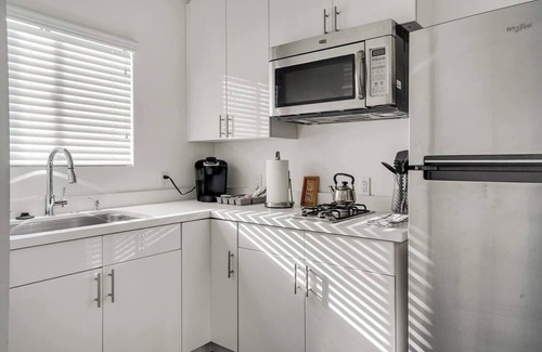 Los Angeles Apartment | 5 min walk to Universal, 2BR with Balcony