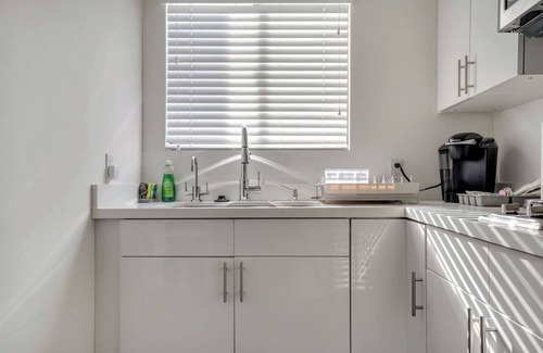 Los Angeles Apartment | 5 min walk to Universal, 2BR with Balcony