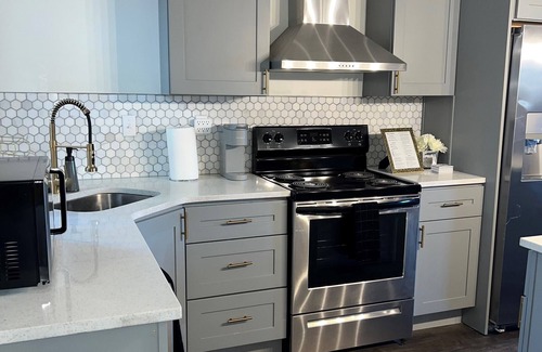 East Allegheny Apartment | 5 mins from Acrisure Stadium, PNC Park & Stage AE