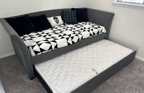 Queens Apartment | 5 mins from JFK airport, walking distance transportation to Manhattan, highways