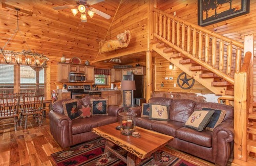 Hemlock Hills Cabin | 5 Mins from Rocky Top Sports Complex ⭐️ Theater & Game Room