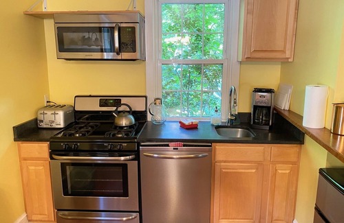 Kenilworth Cottage | 5 Mins to Biltmore & Downtown