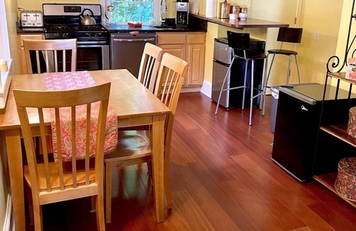 Kenilworth Cottage | 5 Mins to Biltmore & Downtown