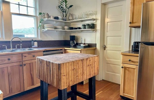 Laramie House | 5 Mins to Campus : Vintage +Modern West Home