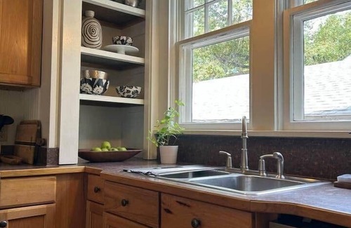Laramie House | 5 Mins to Campus : Vintage +Modern West Home