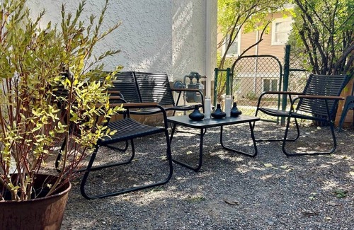 Laramie House | 5 Mins to Campus : Vintage +Modern West Home