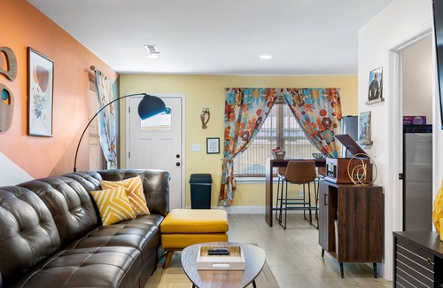 Chattanooga House | 5 mins to DT, family friendly, hot tub, arcade, sleeps 8, fully fenced yard.