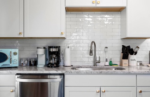 Chattanooga House | 5 mins to DT, family friendly, hot tub, arcade, sleeps 8, fully fenced yard.