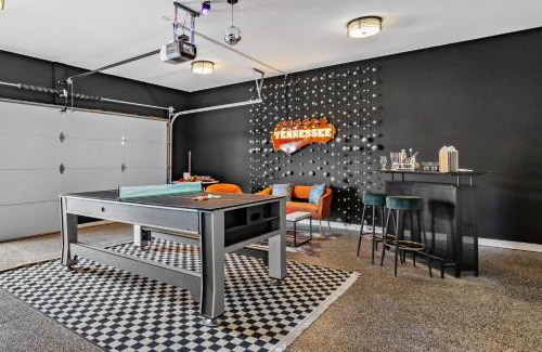 Katie Hill Neighborhood House | 5 mins to DT ~Gameroom ~ Balcony~Sleeps 10~Karaoke