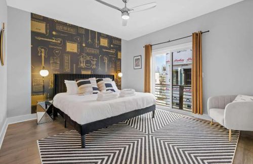 Katie Hill Neighborhood House | 5 mins to DT ~Gameroom ~ Balcony~Sleeps 10~Karaoke