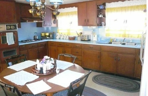 Truro House | 5 minute drive to Ocean and Bay beaches! 5+ bedroom Cape Colonial.