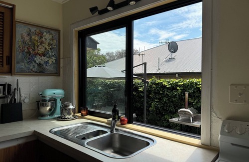 Havelock North House | 5 minute walk to village! Family home with spaces for everyone.