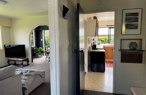 Havelock North House | 5 minute walk to village! Family home with spaces for everyone.