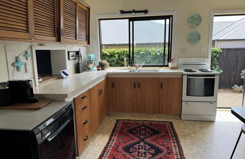 Havelock North House | 5 minute walk to village! Family home with spaces for everyone.