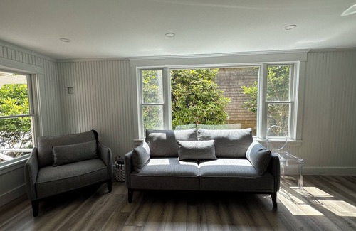 East Chop House | 5 minute walk to Oak Bluffs Town, AC, WiFi, new renovation, pet friendly