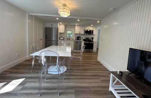 East Chop House | 5 minute walk to Oak Bluffs Town, AC, WiFi, new renovation, pet friendly