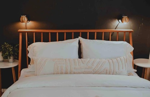 Lodi House | 5 Minute Walk to School Street, Charming backyard
