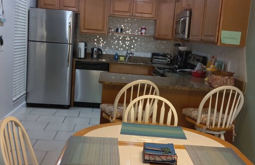Gulf Gate Estates Condo | 5 minutes drive to nr Siesta Key 2BR/2BA condo Sienna Park. heated pool.
